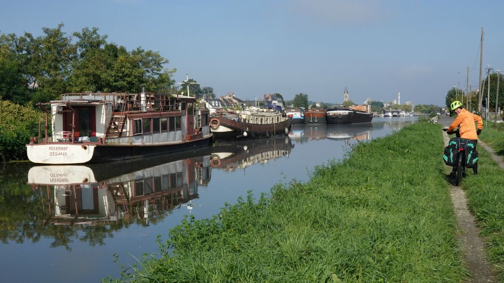 Retour le long du canal latéral à la Loire à l'entrée de Marseilles-lès-Aubigny
